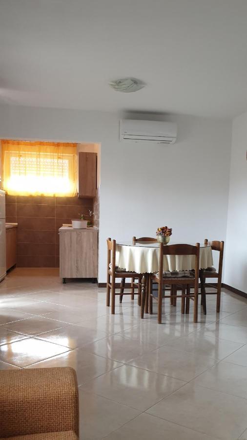 Apartman Lena Pula Buitenkant foto