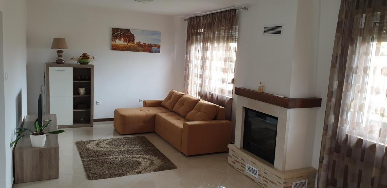 Apartman Lena Pula Buitenkant foto